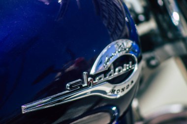 Kıbrıs Rum Kesimi 12 Haziran 2020, Kıbrıs Rum Kesimi 'nde Limasol caddelerine park etmiş bir motosikletin mekanik parçasının kapatılması