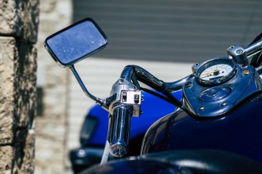 Kıbrıs Rum Kesimi 12 Haziran 2020, Kıbrıs Rum Kesimi 'nde Limasol caddelerine park etmiş bir motosikletin mekanik parçasının kapatılması