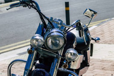 Kıbrıs Rum Kesimi 12 Haziran 2020, Kıbrıs Rum Kesimi 'nde Limasol caddelerine park etmiş bir motosikletin mekanik parçasının kapatılması