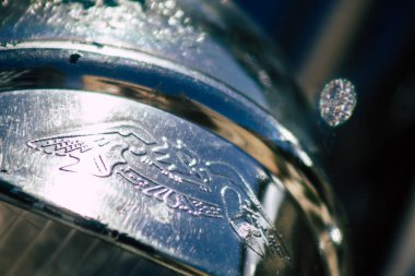 Kıbrıs Rum Kesimi 12 Haziran 2020, Kıbrıs Rum Kesimi 'nde Limasol caddelerine park etmiş bir motosikletin mekanik parçasının kapatılması