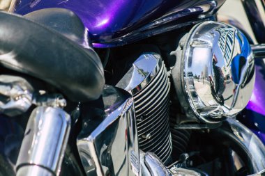 Kıbrıs Rum Kesimi 12 Haziran 2020, Kıbrıs Rum Kesimi 'nde Limasol caddelerine park etmiş bir motosikletin mekanik parçasının kapatılması