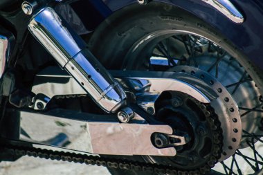 Kıbrıs Rum Kesimi 12 Haziran 2020, Kıbrıs Rum Kesimi 'nde Limasol caddelerine park etmiş bir motosikletin mekanik parçasının kapatılması