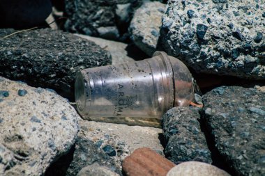 Limasol Kıbrıs Rum Kesimi 12 Haziran 2020 'de Kıbrıs' ın Limasol kenti yakınlarındaki doğal plajlardan birinde bulunan çeşitli metalik ve plastik atık kirliliğine son verildi.