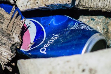 Limasol Kıbrıs Rum Kesimi 12 Haziran 2020 'de Kıbrıs' ın Limasol kenti yakınlarındaki doğal plajlardan birinde bulunan çeşitli metalik ve plastik atık kirliliğine son verildi.