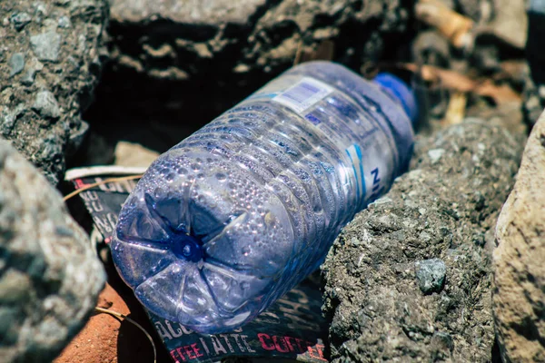 塞浦路斯利马索尔2020年6月12日在塞浦路斯利马索尔市附近的一个天然海滩上发现的各种金属和塑料废物污染的清理 — 图库照片