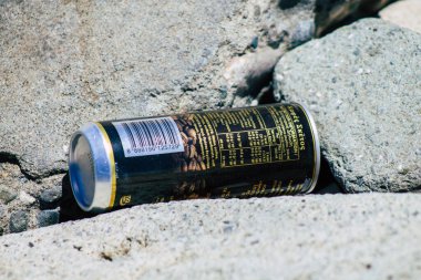 Limasol Kıbrıs Rum Kesimi 12 Haziran 2020 'de Kıbrıs' ın Limasol kenti yakınlarındaki doğal plajlardan birinde bulunan çeşitli metalik ve plastik atık kirliliğine son verildi.
