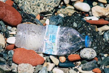 Limasol Kıbrıs Rum Kesimi 12 Haziran 2020 'de Kıbrıs' ın Limasol kenti yakınlarındaki doğal plajlardan birinde bulunan çeşitli metalik ve plastik atık kirliliğine son verildi.