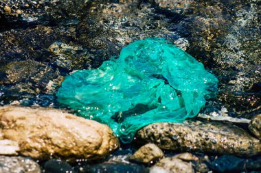 Limasol Kıbrıs Rum Kesimi 12 Haziran 2020 'de Kıbrıs' ın Limasol kenti yakınlarındaki doğal plajlardan birinde bulunan çeşitli metalik ve plastik atık kirliliğine son verildi.