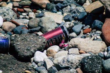 Limasol Kıbrıs Rum Kesimi 12 Haziran 2020 'de Kıbrıs' ın Limasol kenti yakınlarındaki doğal plajlardan birinde bulunan çeşitli metalik ve plastik atık kirliliğine son verildi.