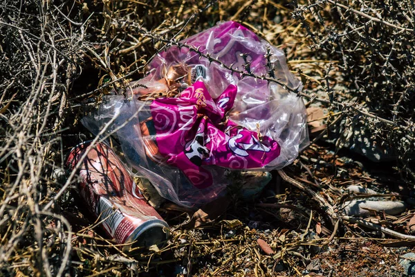 Limassolキプロス2020年6月12日キプロスのLimassolの町の近くの自然のビーチの1つで見つかった金属およびプラスチック廃棄物のさまざまな汚染の閉鎖 — ストック写真