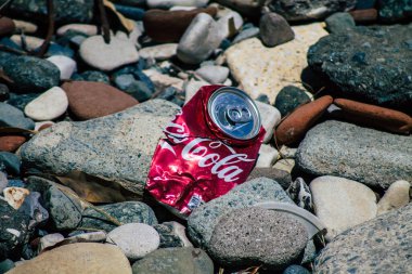 Limasol Kıbrıs Rum Kesimi 12 Haziran 2020 'de Kıbrıs' ın Limasol kenti yakınlarındaki doğal plajlardan birinde bulunan çeşitli metalik ve plastik atık kirliliğine son verildi.