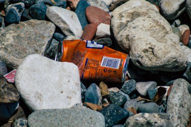 Limasol Kıbrıs Rum Kesimi 12 Haziran 2020 'de Kıbrıs' ın Limasol kenti yakınlarındaki doğal plajlardan birinde bulunan çeşitli metalik ve plastik atık kirliliğine son verildi.