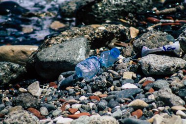 Limasol Kıbrıs Rum Kesimi 12 Haziran 2020 'de Kıbrıs' ın Limasol kenti yakınlarındaki doğal plajlardan birinde bulunan çeşitli metalik ve plastik atık kirliliğine son verildi.
