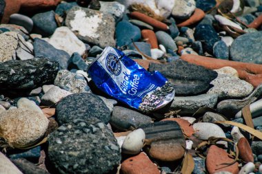 Limasol Kıbrıs Rum Kesimi 12 Haziran 2020 'de Kıbrıs' ın Limasol kenti yakınlarındaki doğal plajlardan birinde bulunan çeşitli metalik ve plastik atık kirliliğine son verildi.