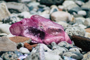 Limasol Kıbrıs Rum Kesimi 12 Haziran 2020 'de Kıbrıs' ın Limasol kenti yakınlarındaki doğal plajlardan birinde bulunan çeşitli metalik ve plastik atık kirliliğine son verildi.