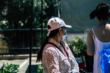 Limasol Kıbrıs 13 Haziran 2020 Kimliği belirsiz kişilerin portresi kendilerini koronavirüs alışverişinden korumak için sabah Limasol pazarında