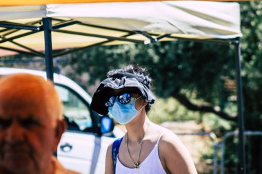 Limasol Kıbrıs 13 Haziran 2020 Kimliği belirsiz kişilerin portresi kendilerini koronavirüs alışverişinden korumak için sabah Limasol pazarında