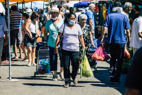 塞浦路斯利马索尔2020年6月13日早上在利马索尔市场上带着面具的不明身份者的肖像 以保护自己不受考证人购物之害 — 图库照片