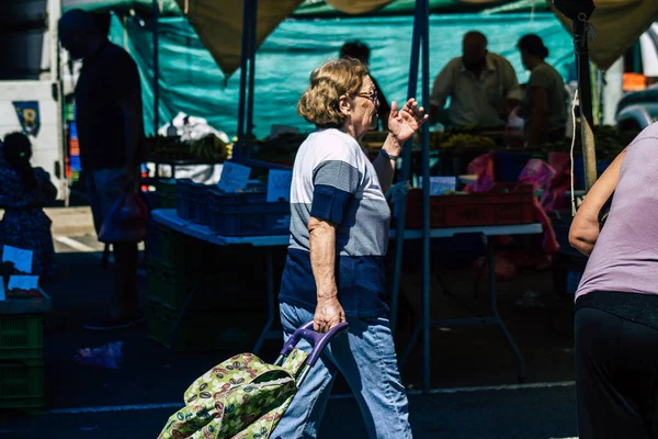 2020年6月13日上午不明身份者在利马索尔市场购物的肖像 — 图库照片