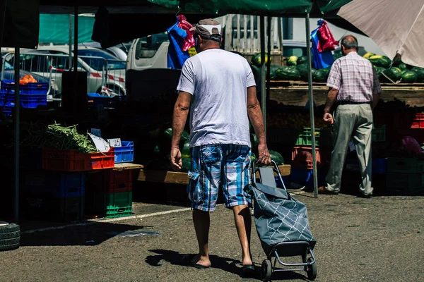 2020年6月13日上午不明身份者在利马索尔市场购物的肖像 — 图库照片