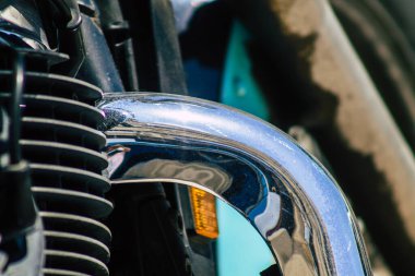 Kıbrıs Rum Kesimi 19 Haziran 2020, Kıbrıs Rum Kesimi 'nde Limasol caddelerine park etmiş bir motosikletin mekanik parçasının kapatılması