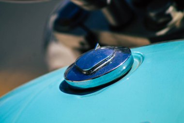 Kıbrıs Rum Kesimi 19 Haziran 2020, Kıbrıs Rum Kesimi 'nde Limasol caddelerine park etmiş bir motosikletin mekanik parçasının kapatılması