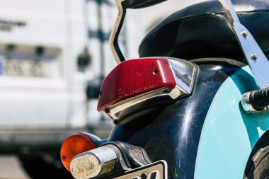 Kıbrıs Rum Kesimi 19 Haziran 2020, Kıbrıs Rum Kesimi 'nde Limasol caddelerine park etmiş bir motosikletin mekanik parçasının kapatılması