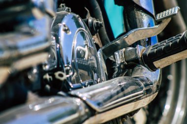 Kıbrıs Rum Kesimi 19 Haziran 2020, Kıbrıs Rum Kesimi 'nde Limasol caddelerine park etmiş bir motosikletin mekanik parçasının kapatılması