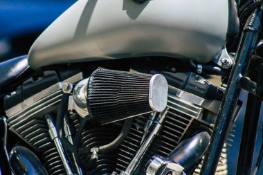 Kıbrıs Rum Kesimi 19 Haziran 2020, Kıbrıs Rum Kesimi 'nde Limasol caddelerine park etmiş bir motosikletin mekanik parçasının kapatılması