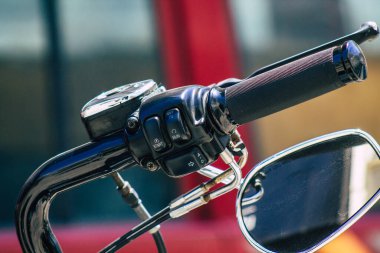 Kıbrıs Rum Kesimi 19 Haziran 2020, Kıbrıs Rum Kesimi 'nde Limasol caddelerine park etmiş bir motosikletin mekanik parçasının kapatılması