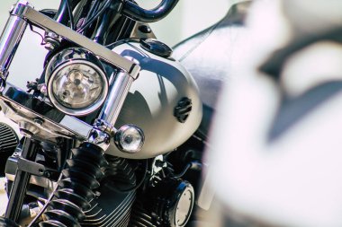 Kıbrıs Rum Kesimi 19 Haziran 2020, Kıbrıs Rum Kesimi 'nde Limasol caddelerine park etmiş bir motosikletin mekanik parçasının kapatılması