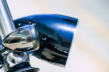 Kıbrıs Rum Kesimi 19 Haziran 2020, Kıbrıs Rum Kesimi 'nde Limasol caddelerine park etmiş bir motosikletin mekanik parçasının kapatılması