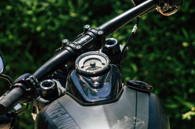 Kıbrıs Rum Kesimi 20 Haziran 2020, Kıbrıs Rum Kesimi 'nde Limasol caddelerine park etmiş bir motosikletin mekanik parçasının kapatılması