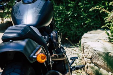 Kıbrıs Rum Kesimi 20 Haziran 2020, Kıbrıs Rum Kesimi 'nde Limasol caddelerine park etmiş bir motosikletin mekanik parçasının kapatılması