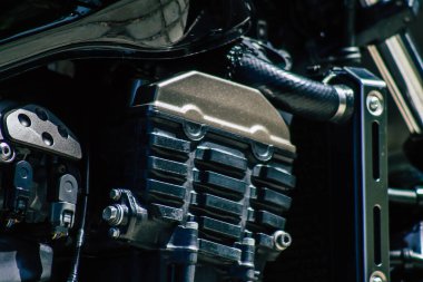 Kıbrıs Rum Kesimi 21 Haziran 2020, Kıbrıs Rum Kesimi 'nde Limasol caddelerine park etmiş bir motosikletin yakın çekimi