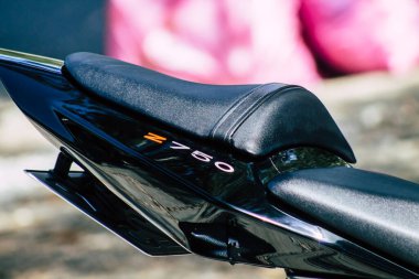 Kıbrıs Rum Kesimi 21 Haziran 2020, Kıbrıs Rum Kesimi 'nde Limasol caddelerine park etmiş bir motosikletin yakın çekimi