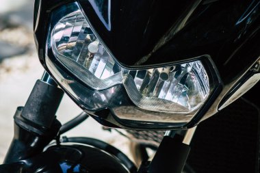 Kıbrıs Rum Kesimi 21 Haziran 2020, Kıbrıs Rum Kesimi 'nde Limasol caddelerine park etmiş bir motosikletin yakın çekimi