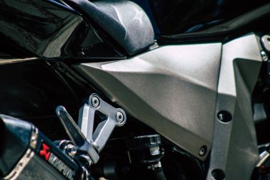 Kıbrıs Rum Kesimi 21 Haziran 2020, Kıbrıs Rum Kesimi 'nde Limasol caddelerine park etmiş bir motosikletin yakın çekimi