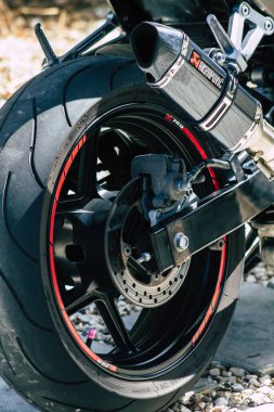 Kıbrıs Rum Kesimi 21 Haziran 2020, Kıbrıs Rum Kesimi 'nde Limasol caddelerine park etmiş bir motosikletin yakın çekimi