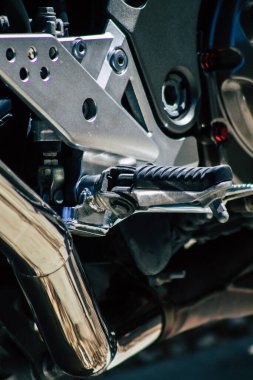 Kıbrıs Rum Kesimi 21 Haziran 2020, Kıbrıs Rum Kesimi 'nde Limasol caddelerine park etmiş bir motosikletin yakın çekimi