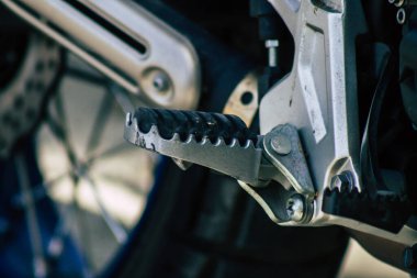 Kıbrıs Rum Kesimi 21 Haziran 2020, Kıbrıs Rum Kesimi 'nde Limasol caddelerine park etmiş bir motosikletin yakın çekimi