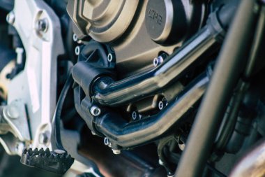 Kıbrıs Rum Kesimi 21 Haziran 2020, Kıbrıs Rum Kesimi 'nde Limasol caddelerine park etmiş bir motosikletin yakın çekimi