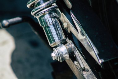 Kıbrıs Rum Kesimi 21 Haziran 2020, Kıbrıs Rum Kesimi 'nde Limasol caddelerine park etmiş bir motosikletin yakın çekimi