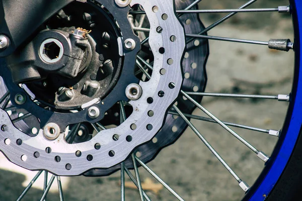 Kıbrıs Rum Kesimi 21 Haziran 2020, Kıbrıs Rum Kesimi 'nde Limasol caddelerine park etmiş bir motosikletin yakın çekimi