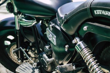 Kıbrıs Rum Kesimi 21 Haziran 2020, Kıbrıs Rum Kesimi 'nde Limasol caddelerine park etmiş bir motosikletin yakın çekimi