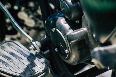 Kıbrıs Rum Kesimi 21 Haziran 2020, Kıbrıs Rum Kesimi 'nde Limasol caddelerine park etmiş bir motosikletin yakın çekimi