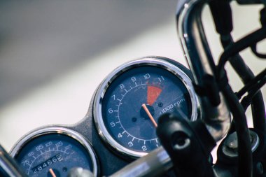Kıbrıs Rum Kesimi 21 Haziran 2020, Kıbrıs Rum Kesimi 'nde Limasol caddelerine park etmiş bir motosikletin yakın çekimi