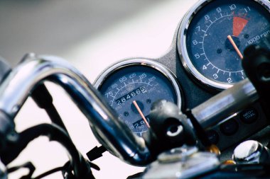 Kıbrıs Rum Kesimi 21 Haziran 2020, Kıbrıs Rum Kesimi 'nde Limasol caddelerine park etmiş bir motosikletin yakın çekimi