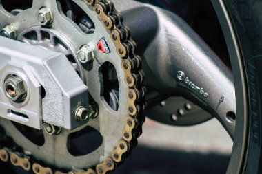 Kıbrıs Rum Kesimi 21 Haziran 2020, Kıbrıs Rum Kesimi 'nde Limasol caddelerine park etmiş bir motosikletin yakın çekimi