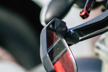 Kıbrıs Rum Kesimi 21 Haziran 2020, Kıbrıs Rum Kesimi 'nde Limasol caddelerine park etmiş bir motosikletin yakın çekimi